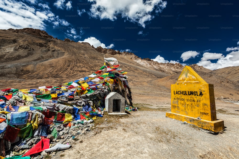 Lachulung la Pass (5.059 m) - passagem de montanha no Himalaia ao longo da rodovia Leh-Manali. Ladakh, Índia