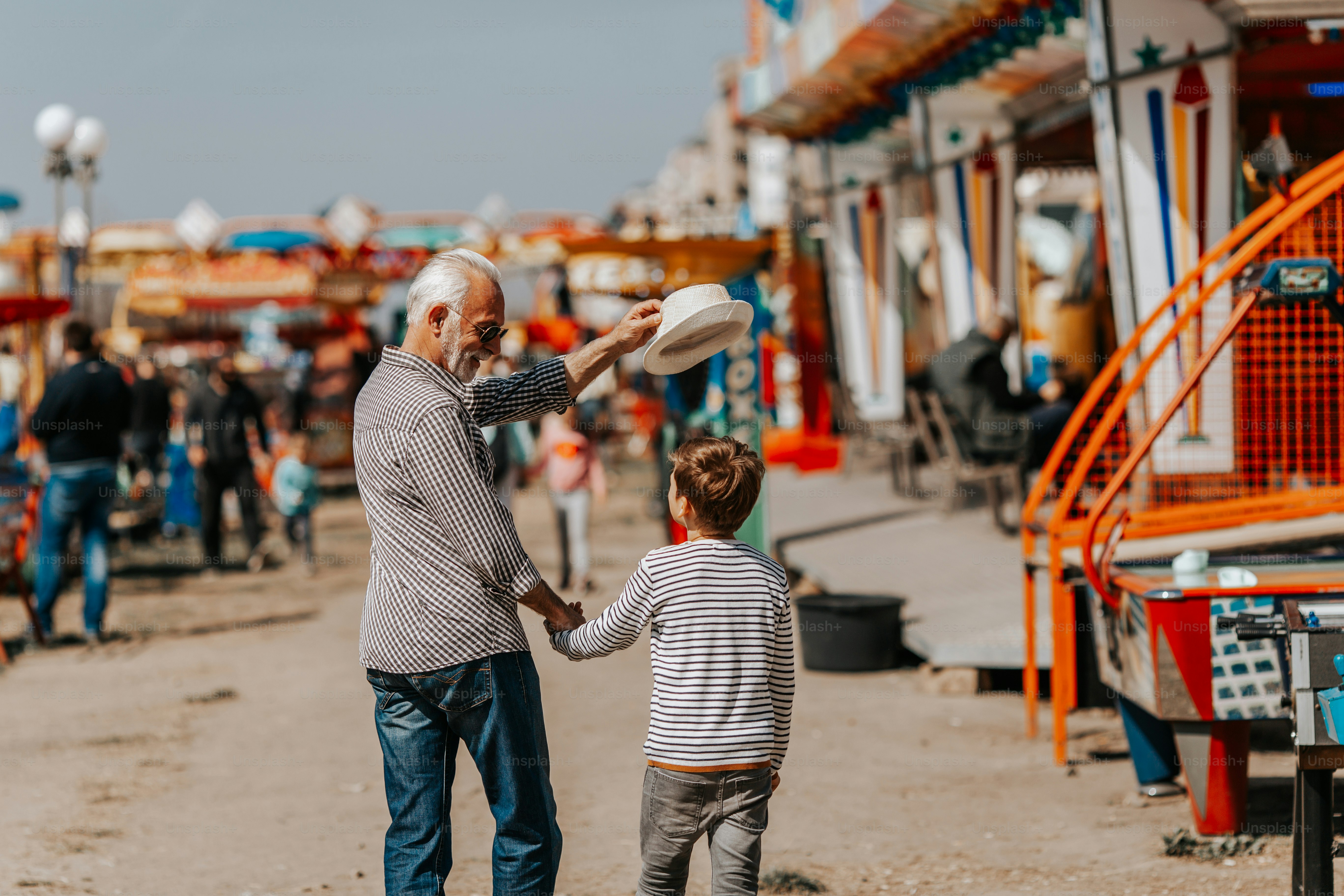 Abuelo y nieto divirtiéndose y pasando tiempo de buena calidad juntos ...