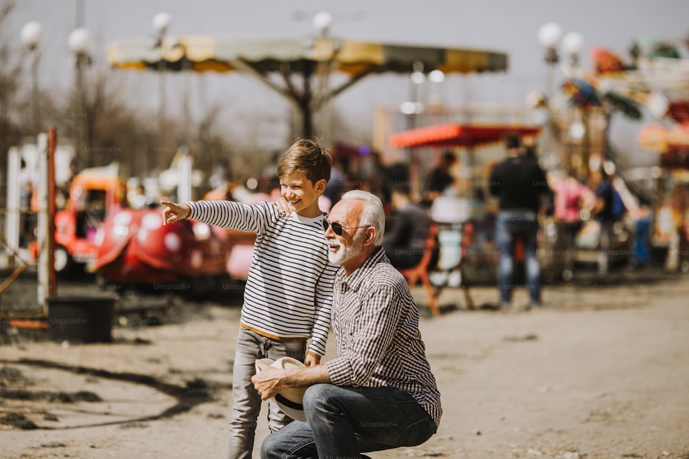 Großvater und Enkel haben Spaß und verbringen eine gute Zeit zusammen im Vergnügungspark.