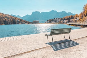 Banc vide au bord d’un lac de montagne. Endroit paisible pour se détendre