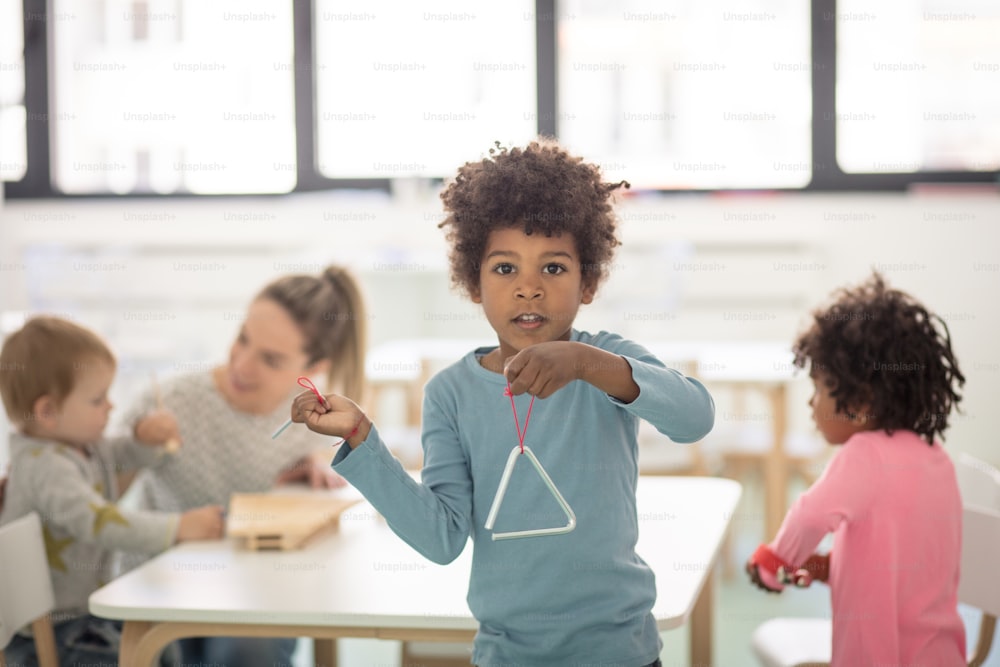 Spaß machen mit Musik. Kinder im Kindergarten