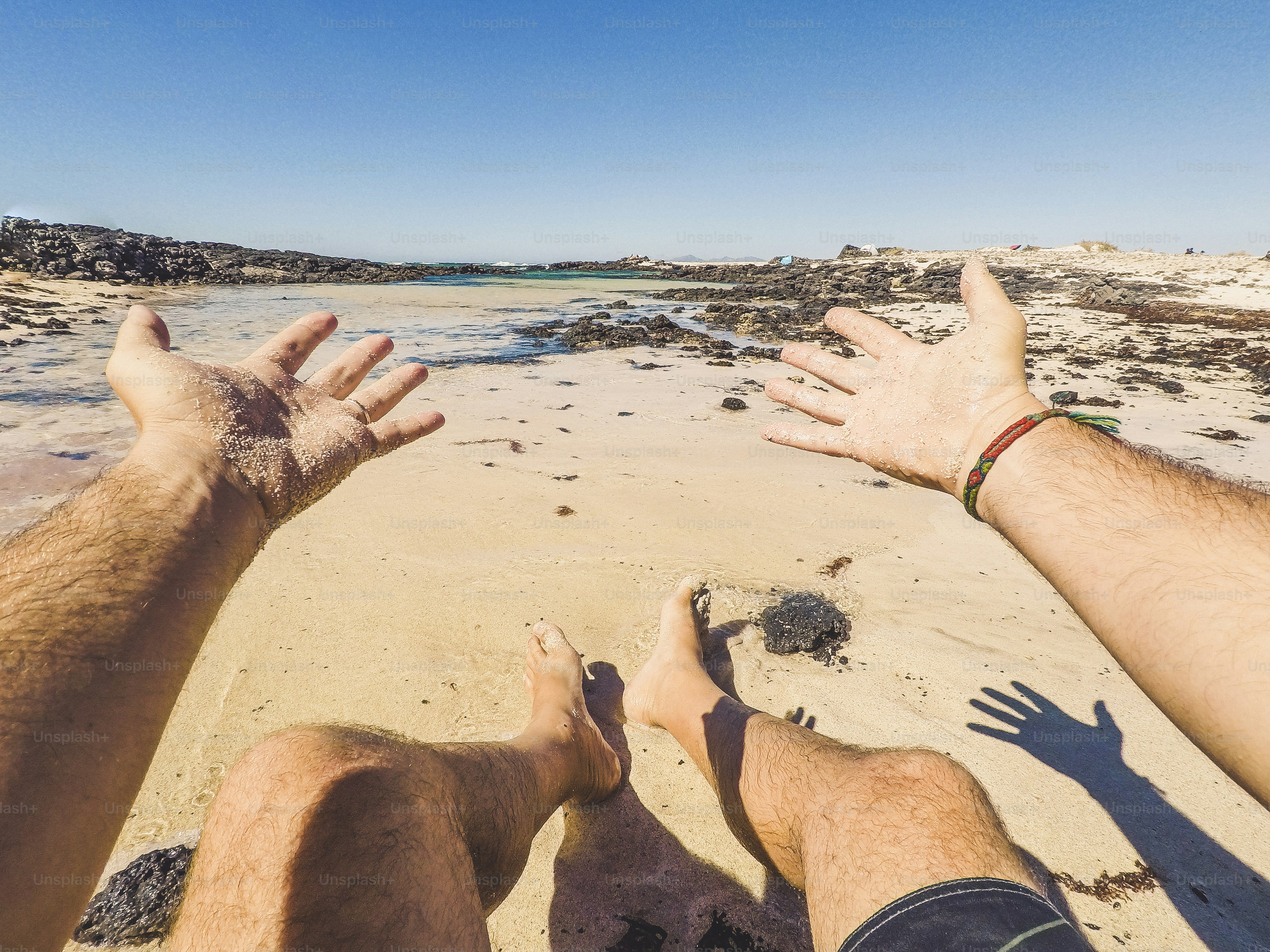 Konsep kegembiraan dan kebahagiaan untuk liburan liburan musim panas di pantai di tempat laut tropis - orang-orang dalam kegiatan rekreasi luar ruangan dengan langit biru laut dan cakrawala