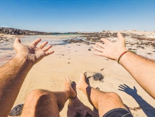 Konzept von Freude und Glück für den Sommerurlaub Urlaub am Strand im tropischen Meer Ort - Menschen in Outdoor-Freizeitaktivitäten mit Meer und Horizont blauem Himmel