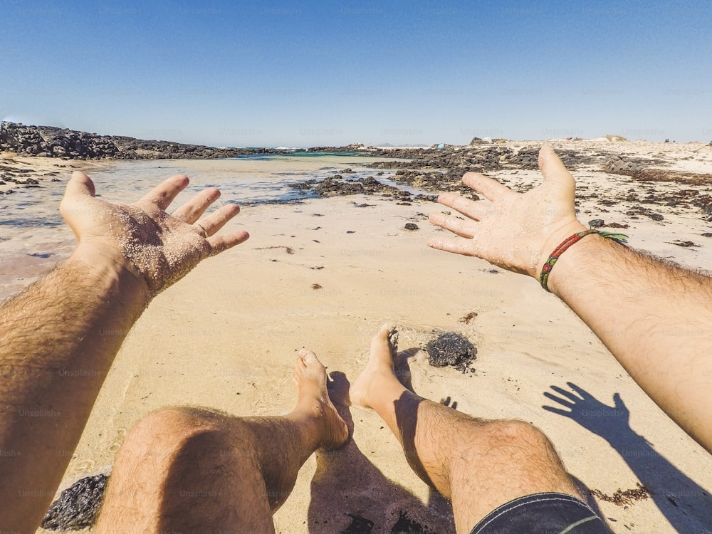 Konzept von Freude und Glück für den Sommerurlaub Urlaub am Strand im tropischen Meer Ort - Menschen in Outdoor-Freizeitaktivitäten mit Meer und Horizont blauem Himmel