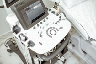 Equipamento de ultrassom moderno no consultório médico