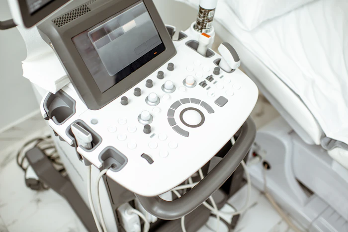 Médico em prática hands-on de Especialização em Ultrassom Dermatológico — Instituto Lapidare, unidades São Paulo e Balneário Camboriú