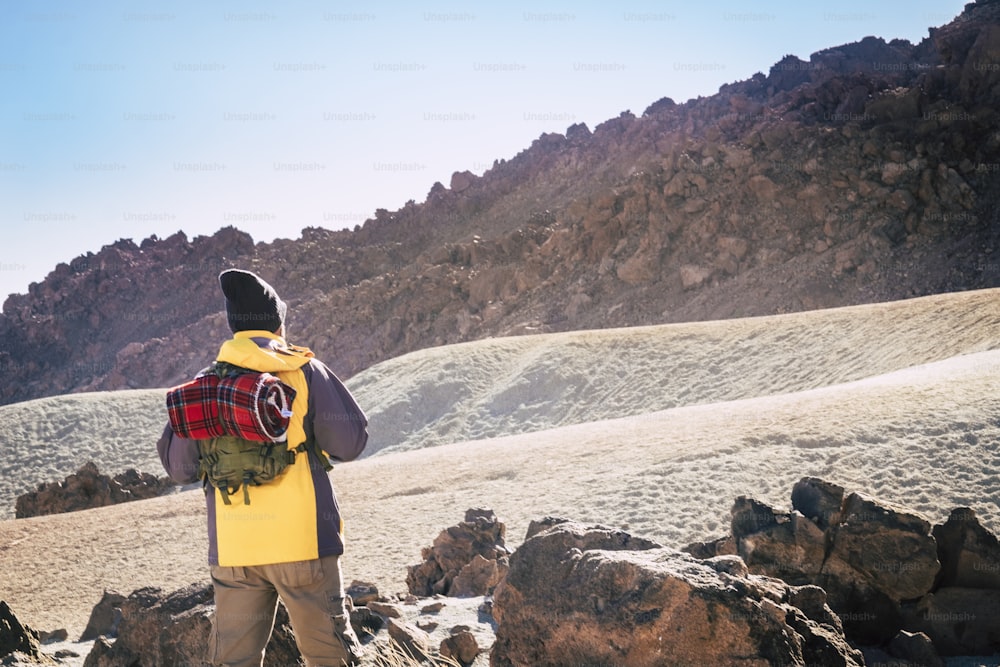 一人で山をハイキング立っている男とバックパックを持つアウトドアレジャー活動の人々 - 旅行し、作業の概念を探索することを発見する - 屋外の旅行者の後ろ姿