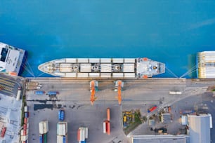 Luftaufnahme Draufsicht riesiges Frachtschiff, das am Pier am Hafen vor Anker liegt, lädt Waren, Containerladung