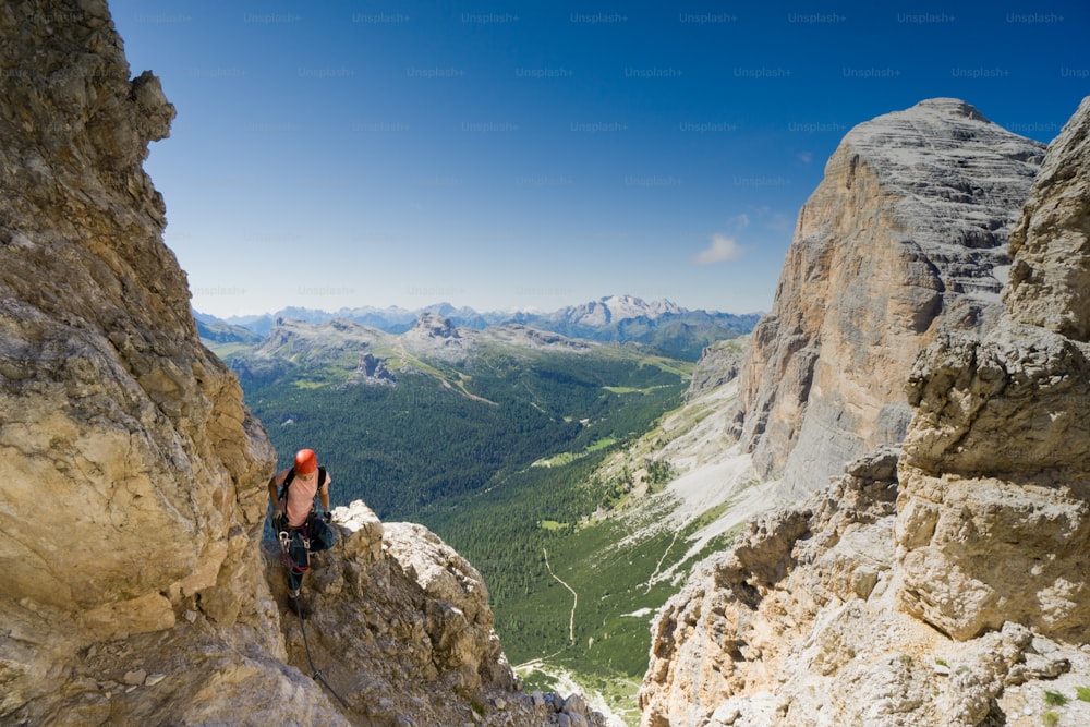 atractiva alpinista morena en una empinada vía ferrata en el Tirol del Sur