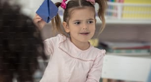 Das ist mein Flugzeug. Kinder in der Vorschule.