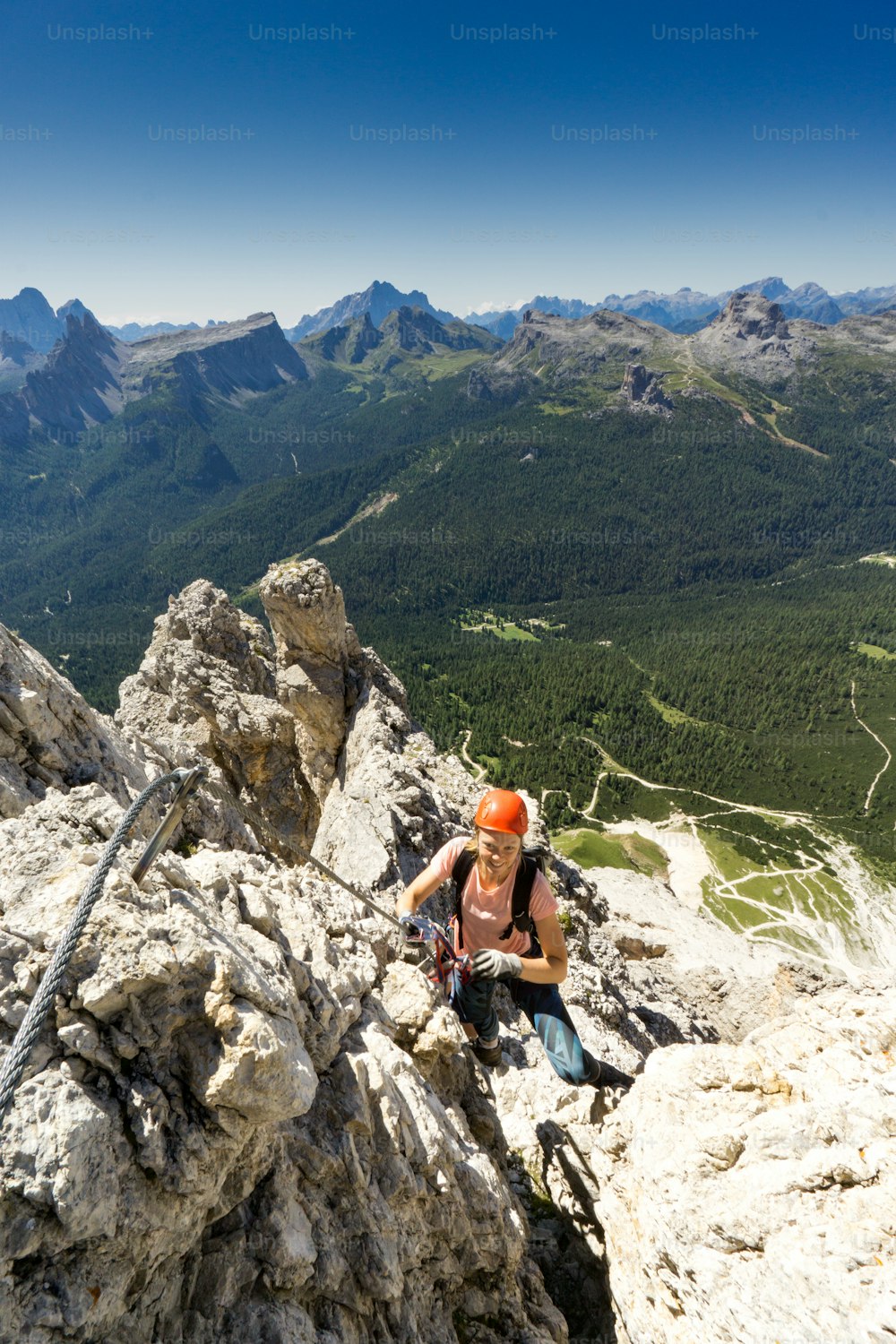 alpinista em uma íngreme Via Ferrata no Tirol do Sul