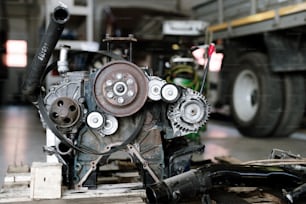 Partie du mécanisme ou du moteur d’une grande automobile à l’intérieur d’un atelier de réparation technique ou d’un hangar