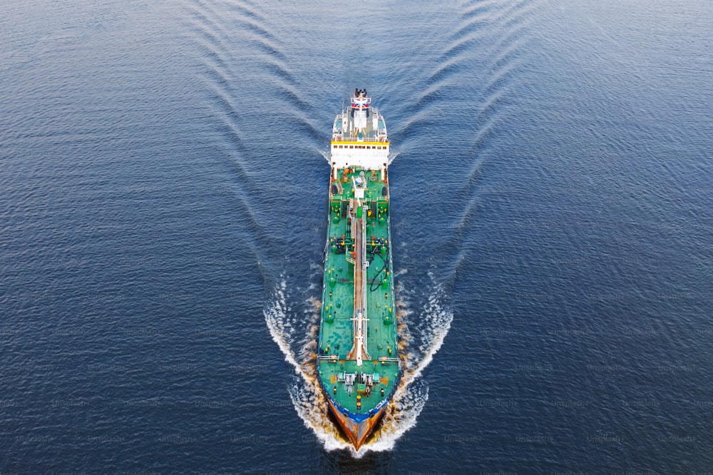 Nave cisterna con prodotti petroliferi galleggia sull'acqua nel Golfo dei mari del Nord, vista aerea