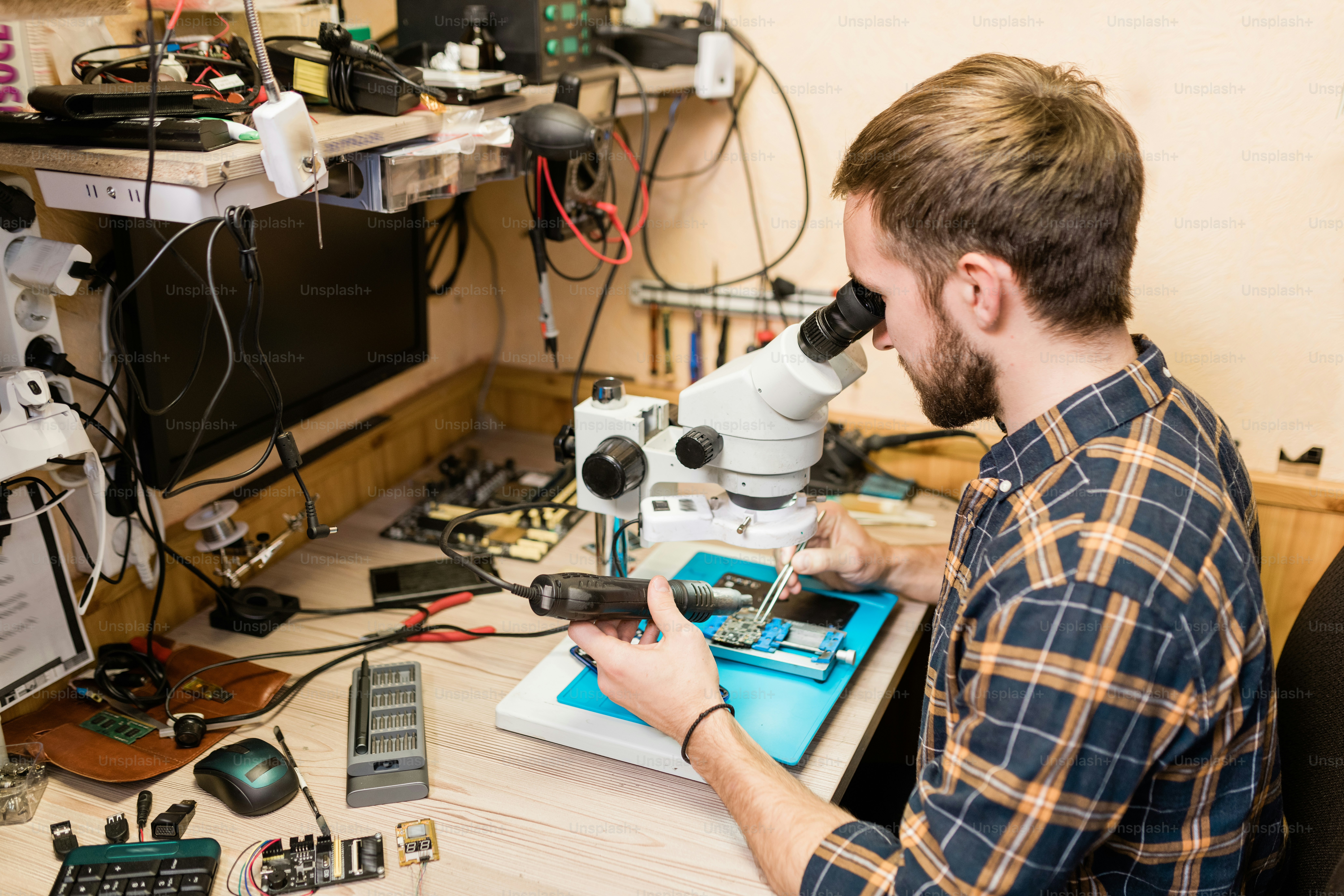 Técnico inspeccionando celular minuciosamente
