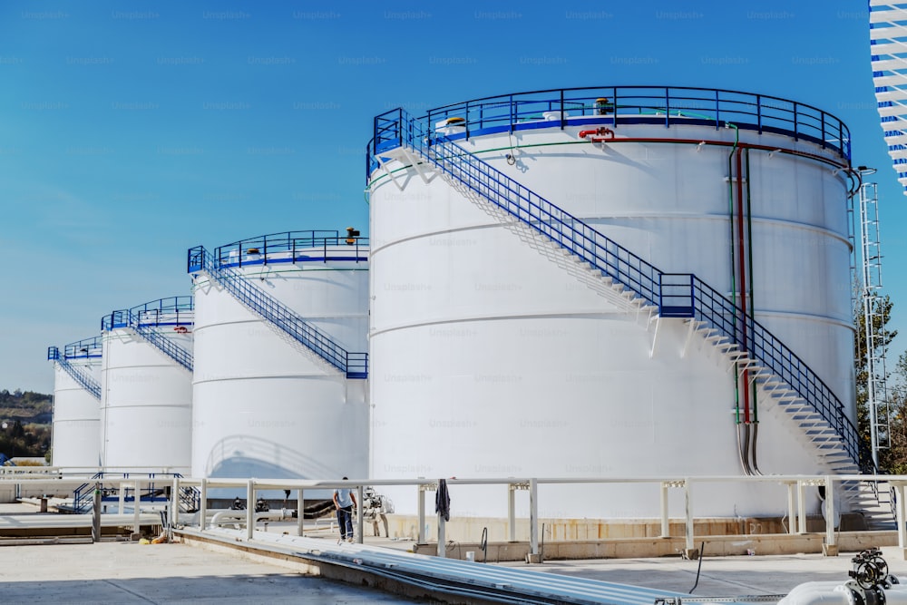 Imagen de tanques de petróleo en una refinería. Día soleado.