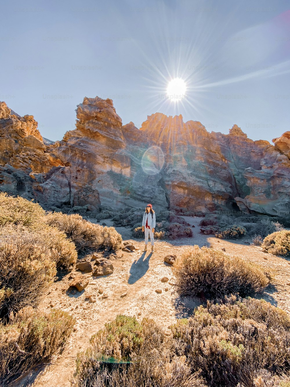 Landschaft eines schönen Felsens im Wüstental mit reisender Frau. Bild auf dem Handy gemacht