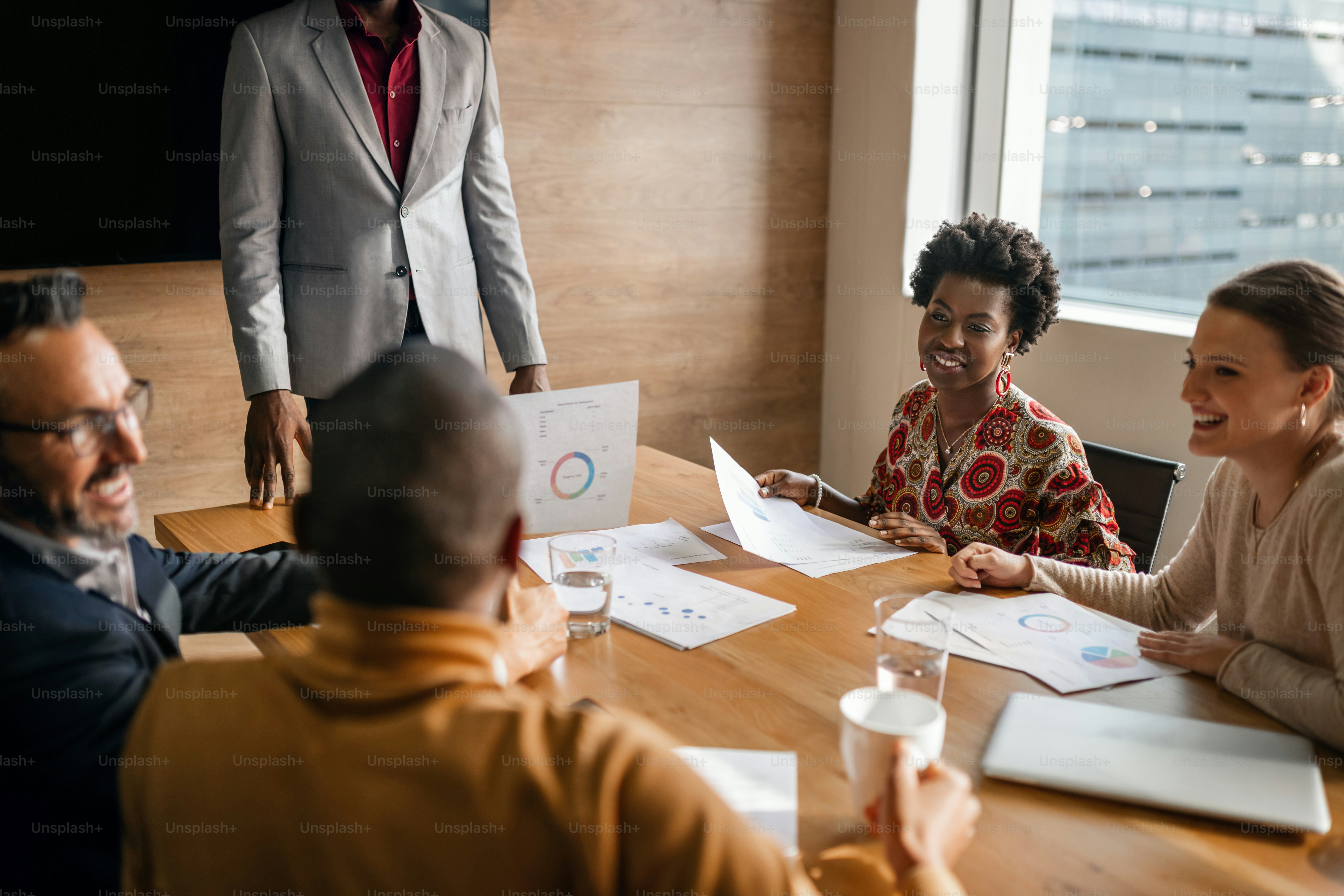 Close up de diversas reuniões de diretoria sul-africanas. Colegas de trabalho multiétnicos em reunião de estratégia de negócios