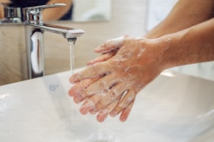 Lavarse las manos, frotarse con jabón para la prevención del coronavirus, higiene para detener la propagación del coronavirus.