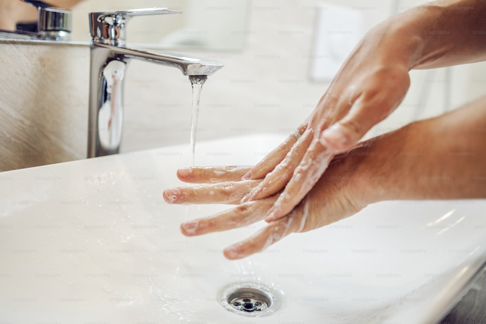 Lavarsi le mani, strofinarsi con l'uomo sapone per la prevenzione del virus corona, l'igiene per fermare la diffusione del coronavirus.
