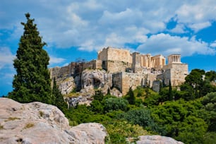Célèbre monument touristique grec - l’emblématique temple du Parthénon à l’Acropole d’Athènes vu de la colline de Philopappos, Athènes, Grèce