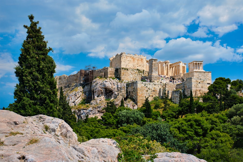 Célèbre monument touristique grec - l’emblématique temple du Parthénon à l’Acropole d’Athènes vu de la colline de Philopappos, Athènes, Grèce