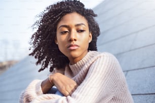 Retrato de una niña negra que sufre soledad y depresión