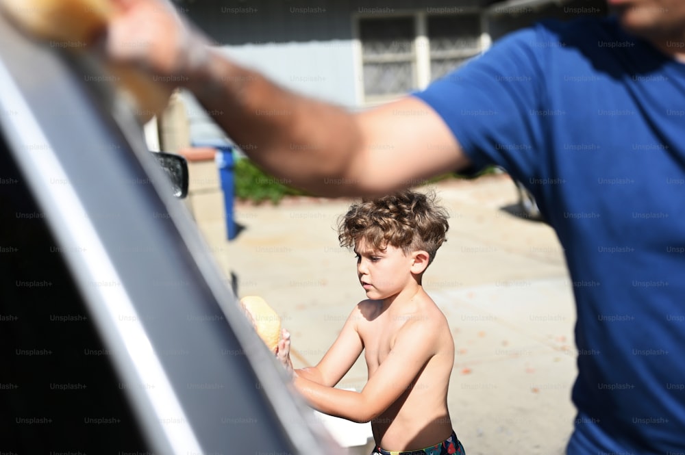 Un niño sacando comida de la parte trasera de un automóvil