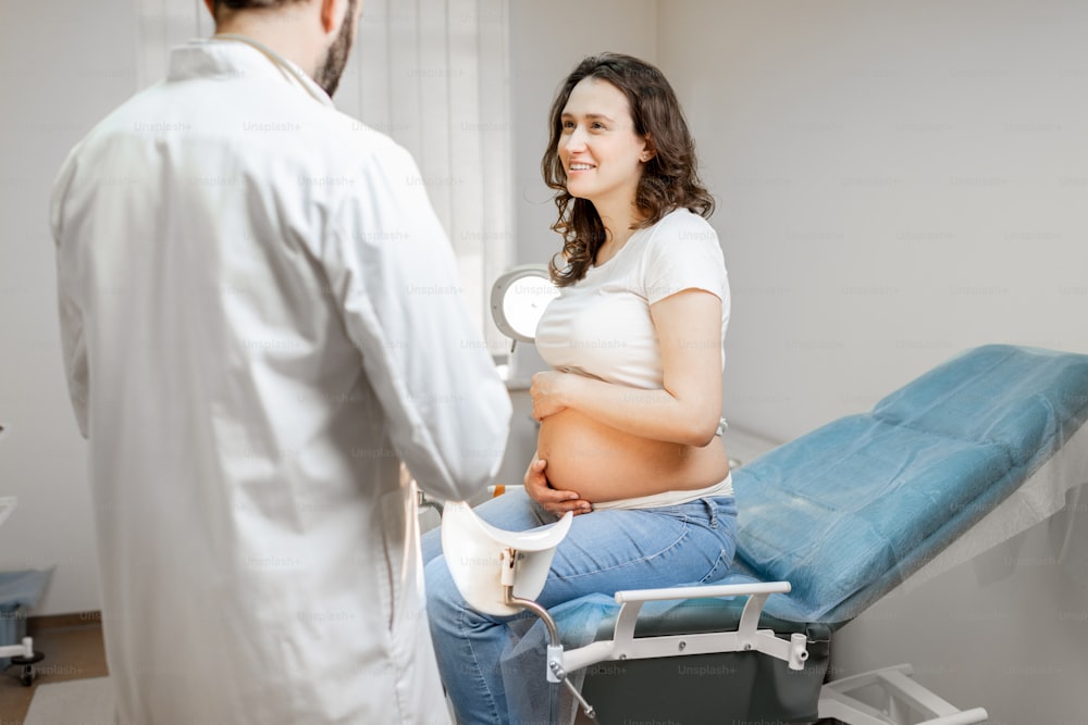 Arzt mit schwangerer Frau während einer medizinischen Konsultation in gynäkologischen Büros. Konzept der medizinischen Versorgung und Gesundheit während einer Schwangerschaft