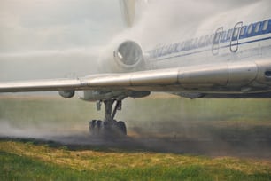 Photo en gros plan du moteur de l’avion debout à l’extérieur