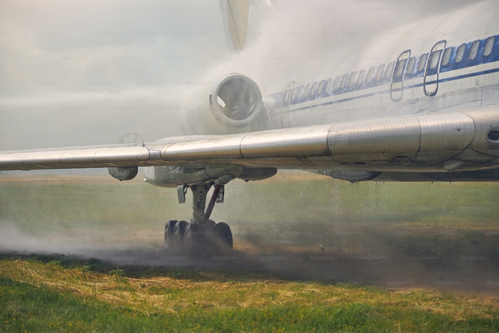 屋外に立っている間の飛行機のエンジンの接写写真