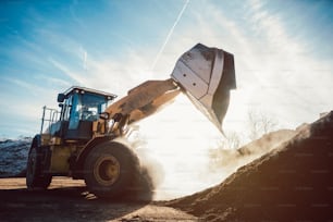 Bulldozer legt Biomasse auf Halde für die Kompostierung in Industrieanlagen