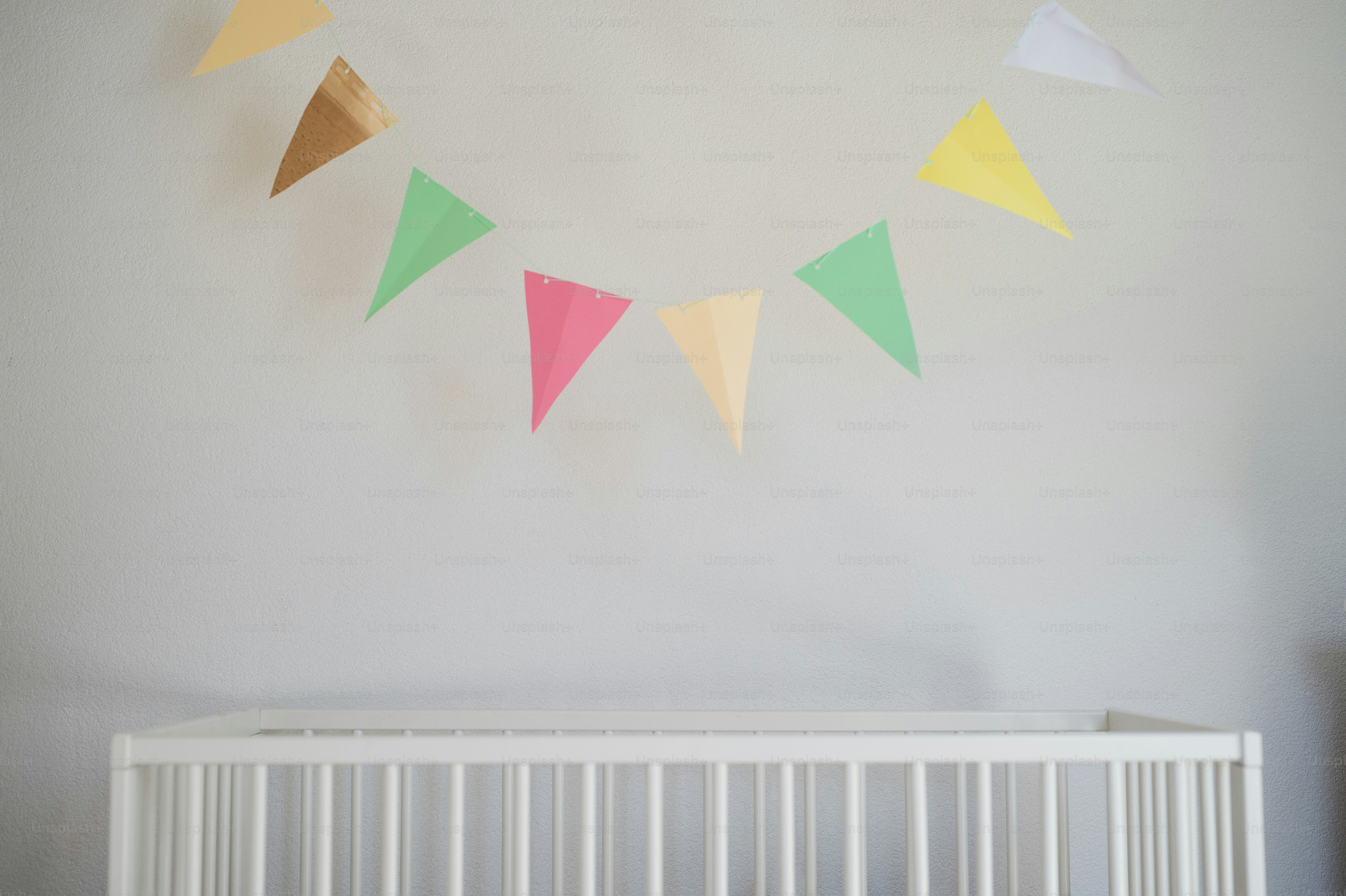 Berço no quarto decorado para bebê recém-nascido. Espaço de cópia.