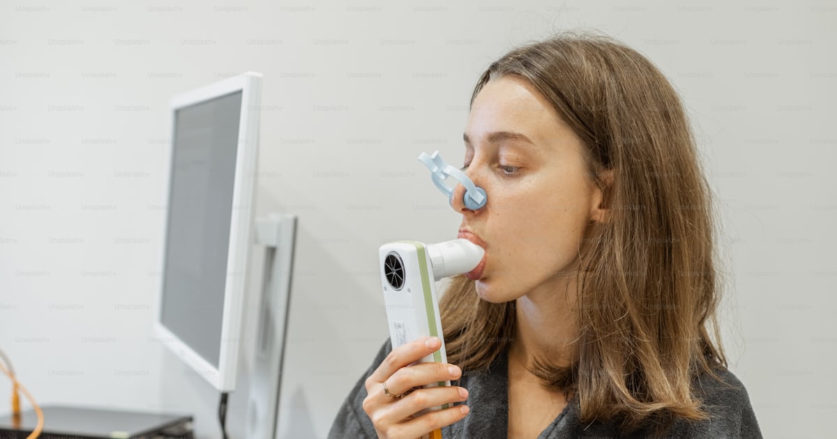 Foto zum Thema Junge Frau während eines SpirographieTests, Messung von