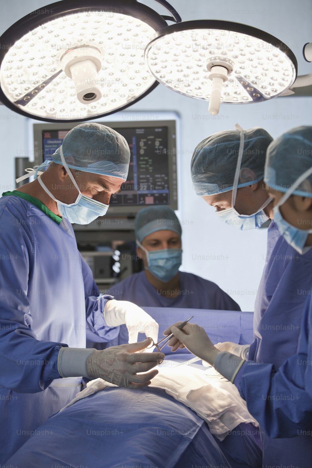 un gruppo di medici che eseguono interventi chirurgici in un ospedale