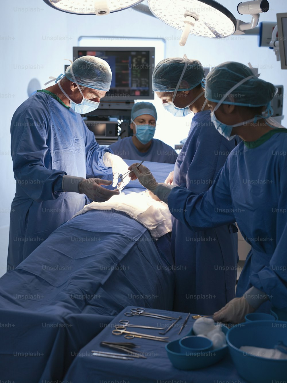 un gruppo di medici che eseguono interventi chirurgici in un ospedale