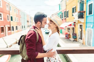 Giovane coppia innamorata che si bacia a Venezia, Italia
