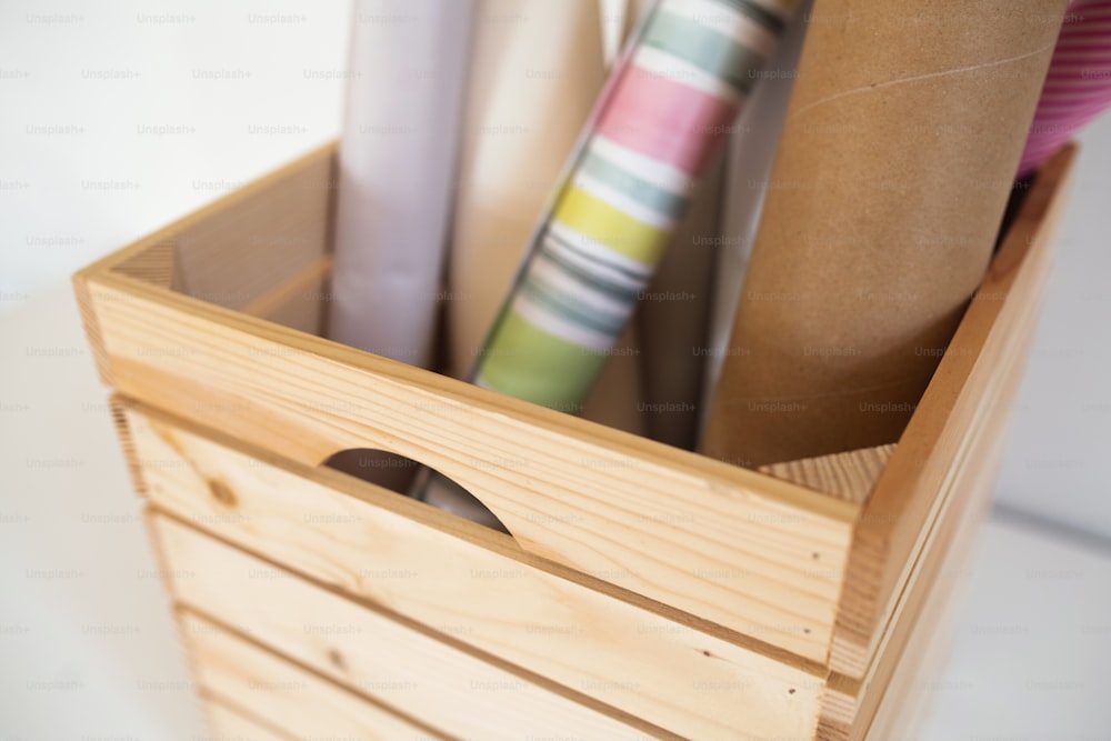 Una sezione centrale di contenitore in scatola di legno sulla scrivania, concetto di arredamento naturale.