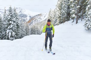 Caminhada esqui uphill sozinho nos Alpes
