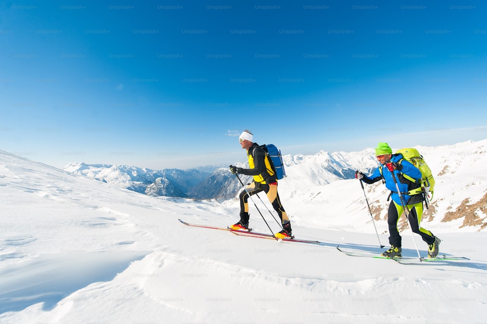 Alpinistas de esqui em ação nos Alpes italianos