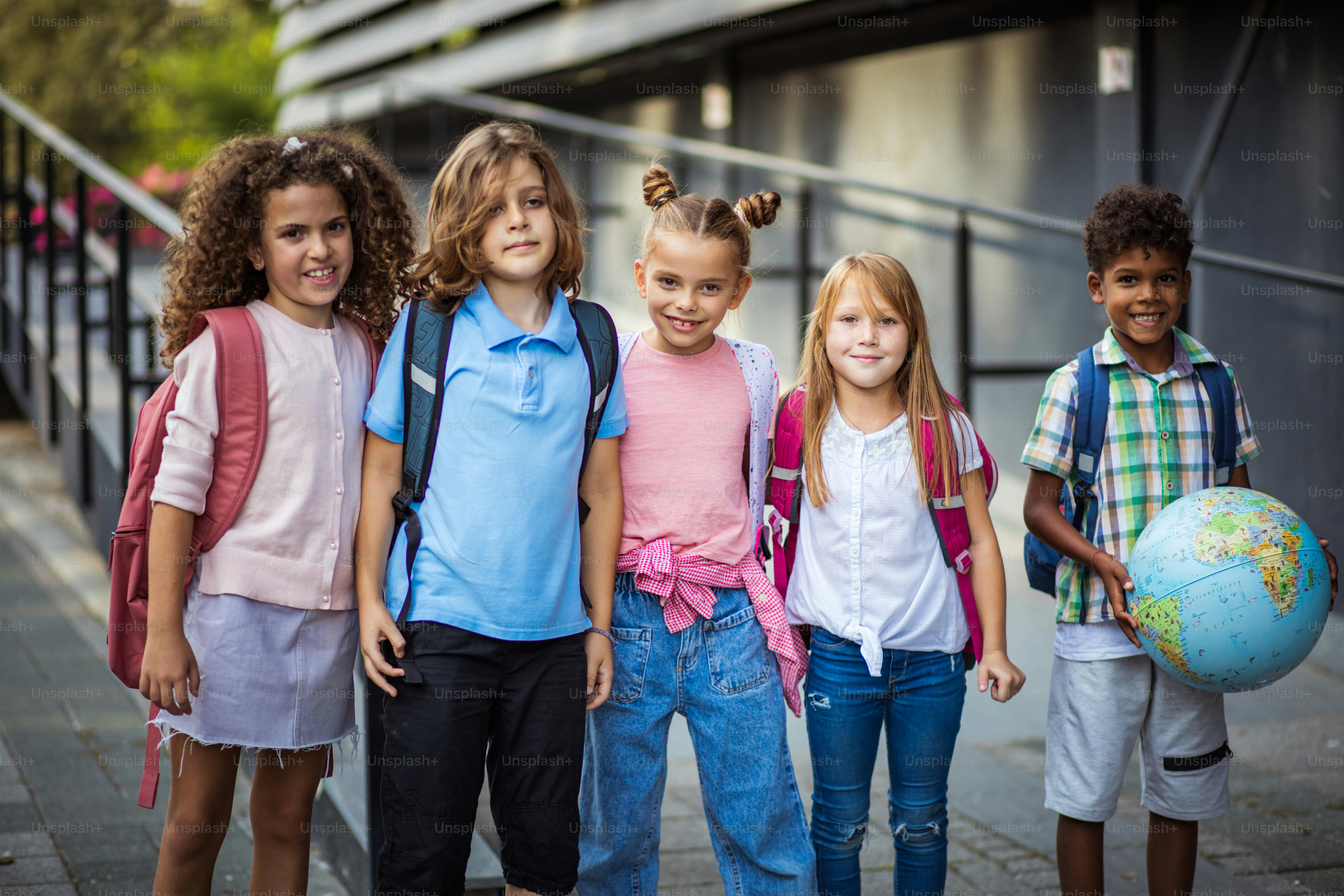 Groupe d’écoliers d’âge primaire à l’extérieur. photo – Serbie Photo ...