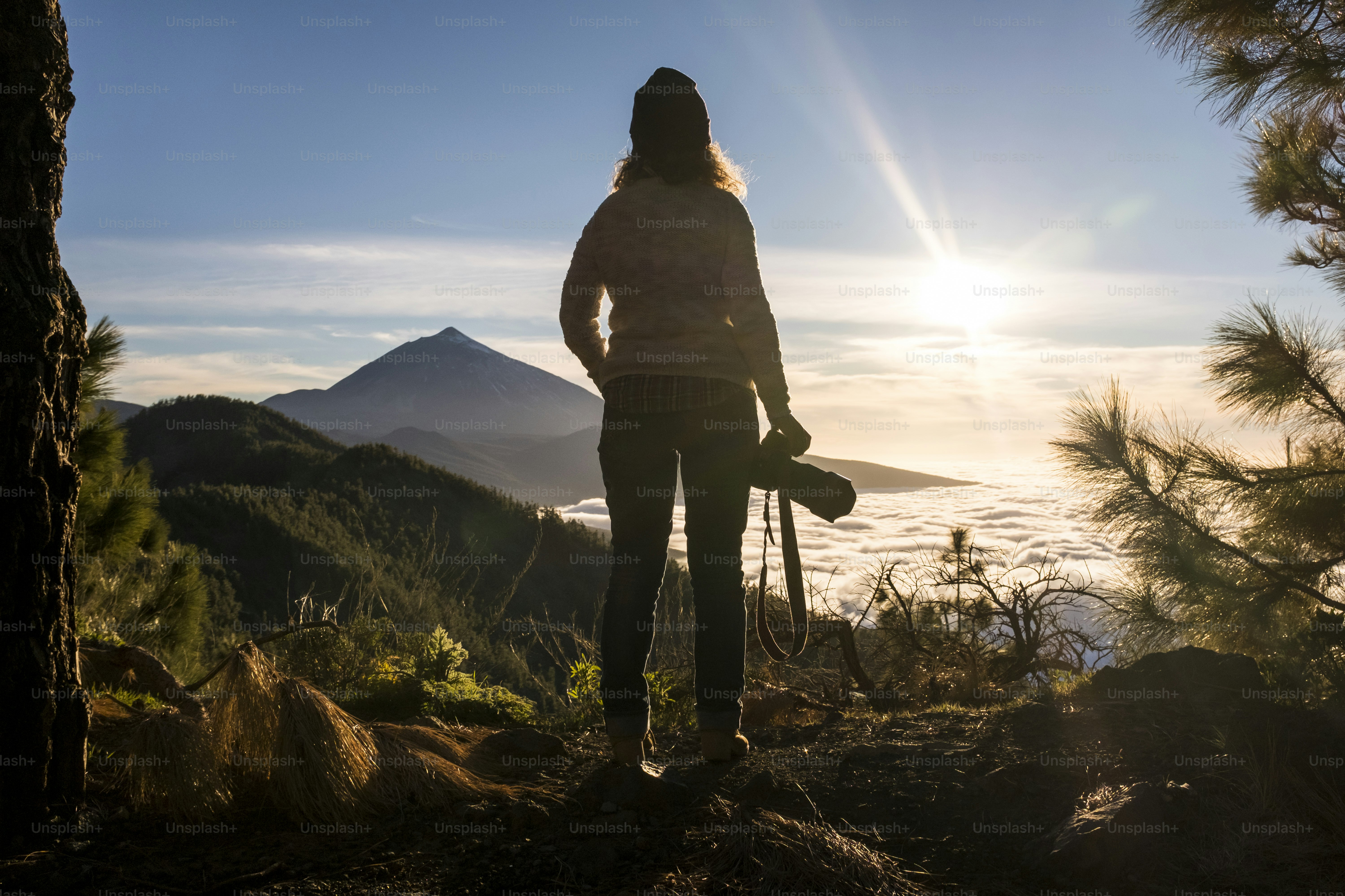 Mujer de pie en el ocio al aire libre del valle del parque que explora el estilo de vida activo - libertad de viaje y vacaciones de turismo alternativo de la gente en la montaña - mujer con increíble vista de la puesta del sol en el fondo