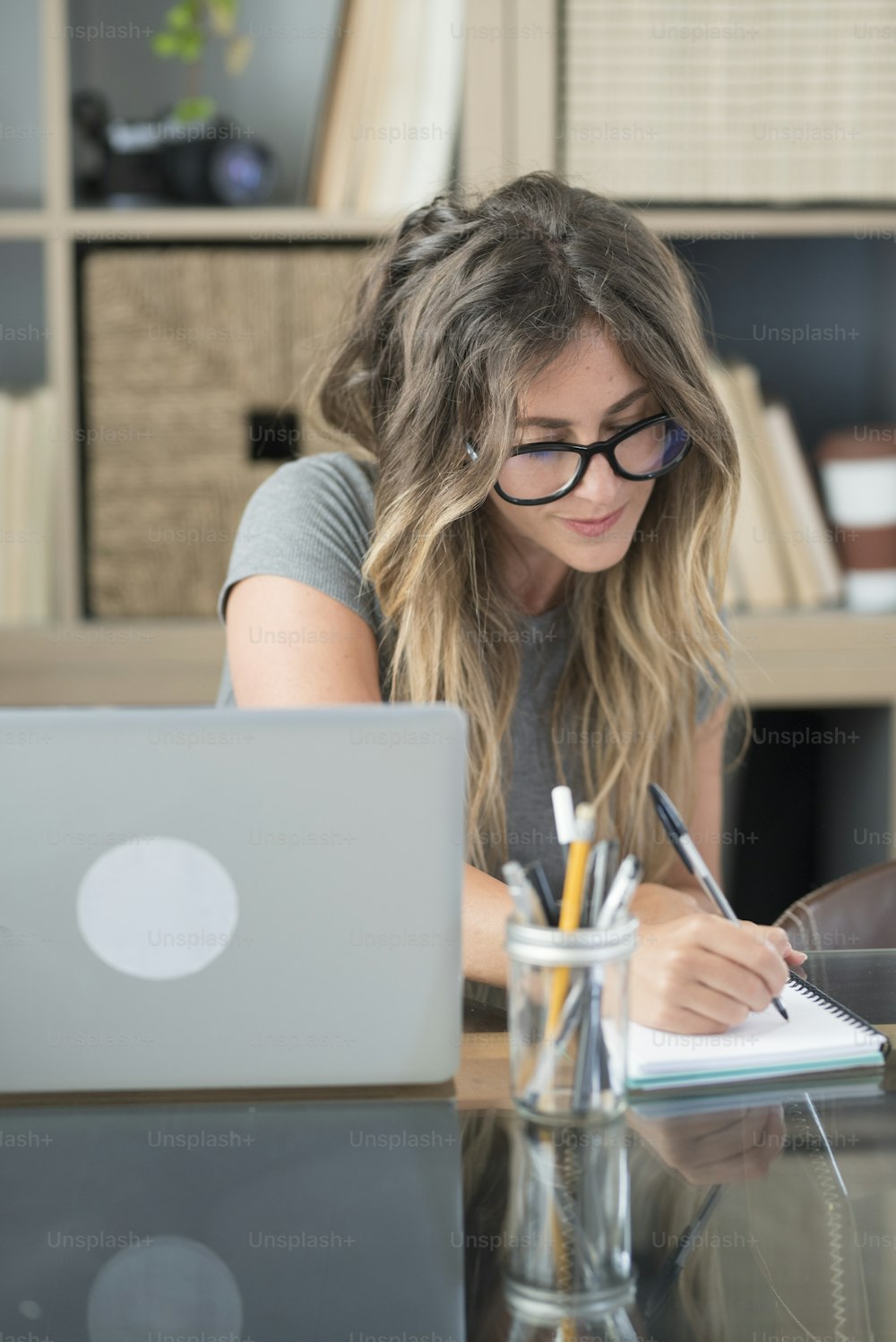 Mulher adulta trabalha em casa tomando notas e usando laptop - trabalho inteligente alternativa liberdade vida no escritório - pessoas modernas gostam de trabalho on-line - empresária gerenciar sua atividade corporativa sozinha