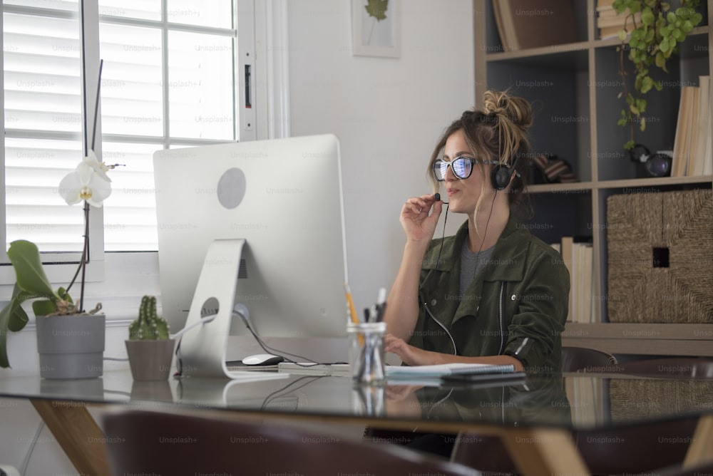 Llamada de videoconferencia en línea de trabajo inteligente trabajo remoto trabajo en casa actividad de oficina en casa con bonita mujer de mediana edad que disfruta de la tecnología moderna en línea y la conexión a Internet para ser libre - mujer de negocios