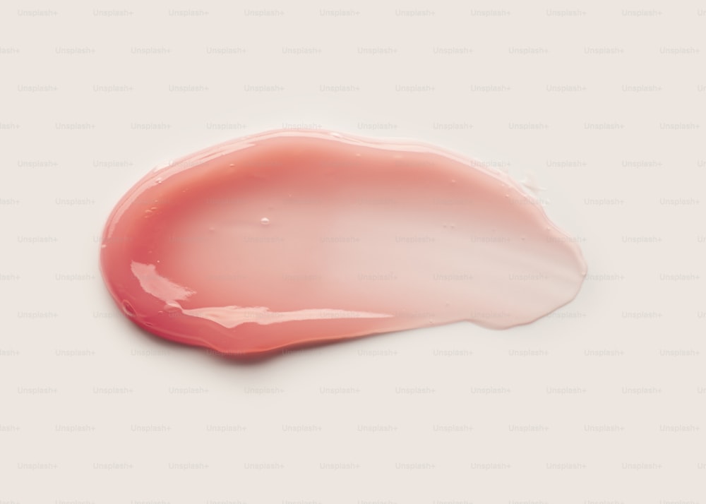 Lápiz labial con textura granate rosa rosa manchado sobre fondo blanco aislado