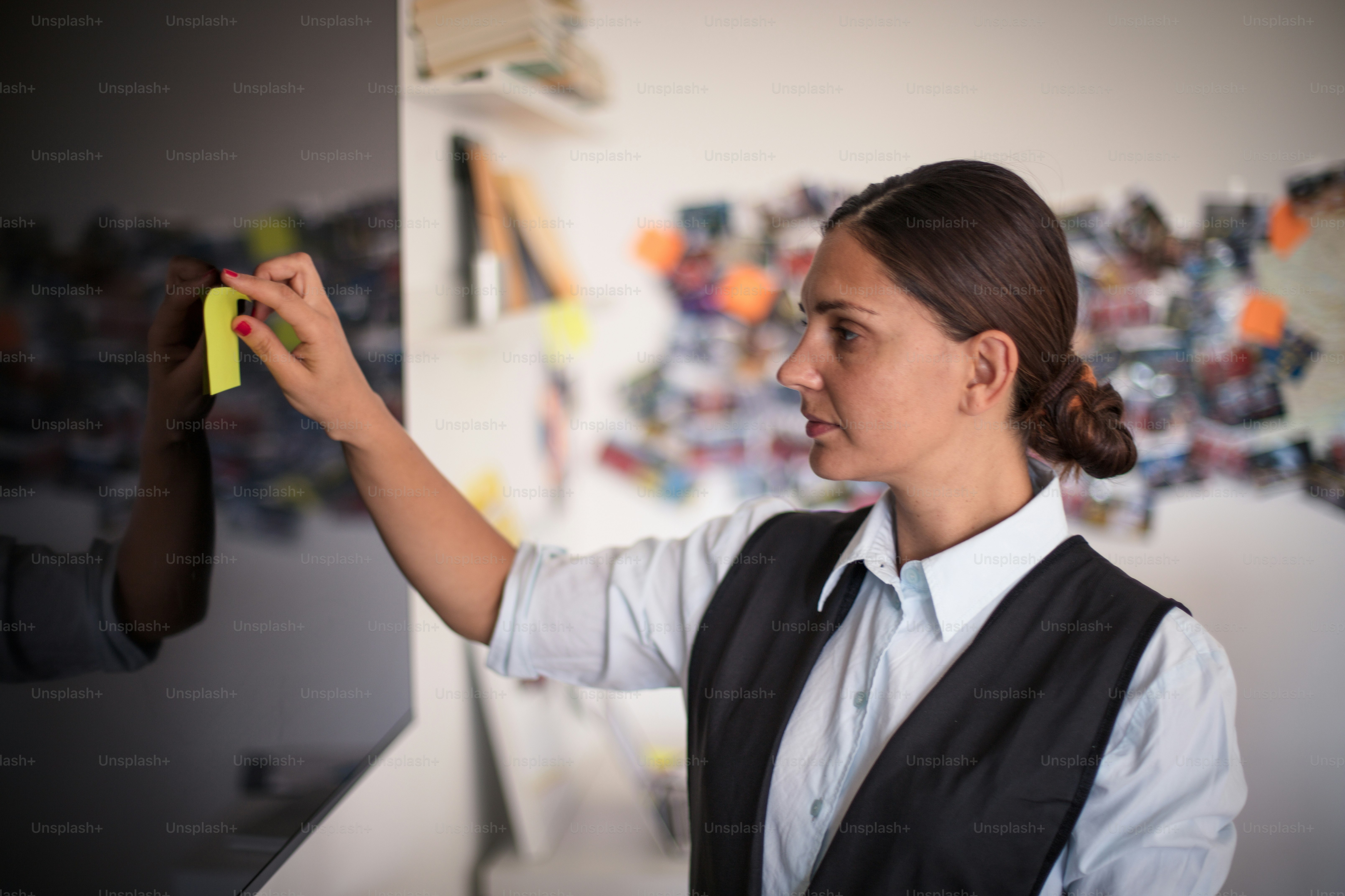 Femme du FBI travaillant dans un bureau.