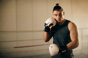 ボクシングクラブでのスポーツトレーニング中にボクシンググラバーと若い男性戦闘機の肖像画。