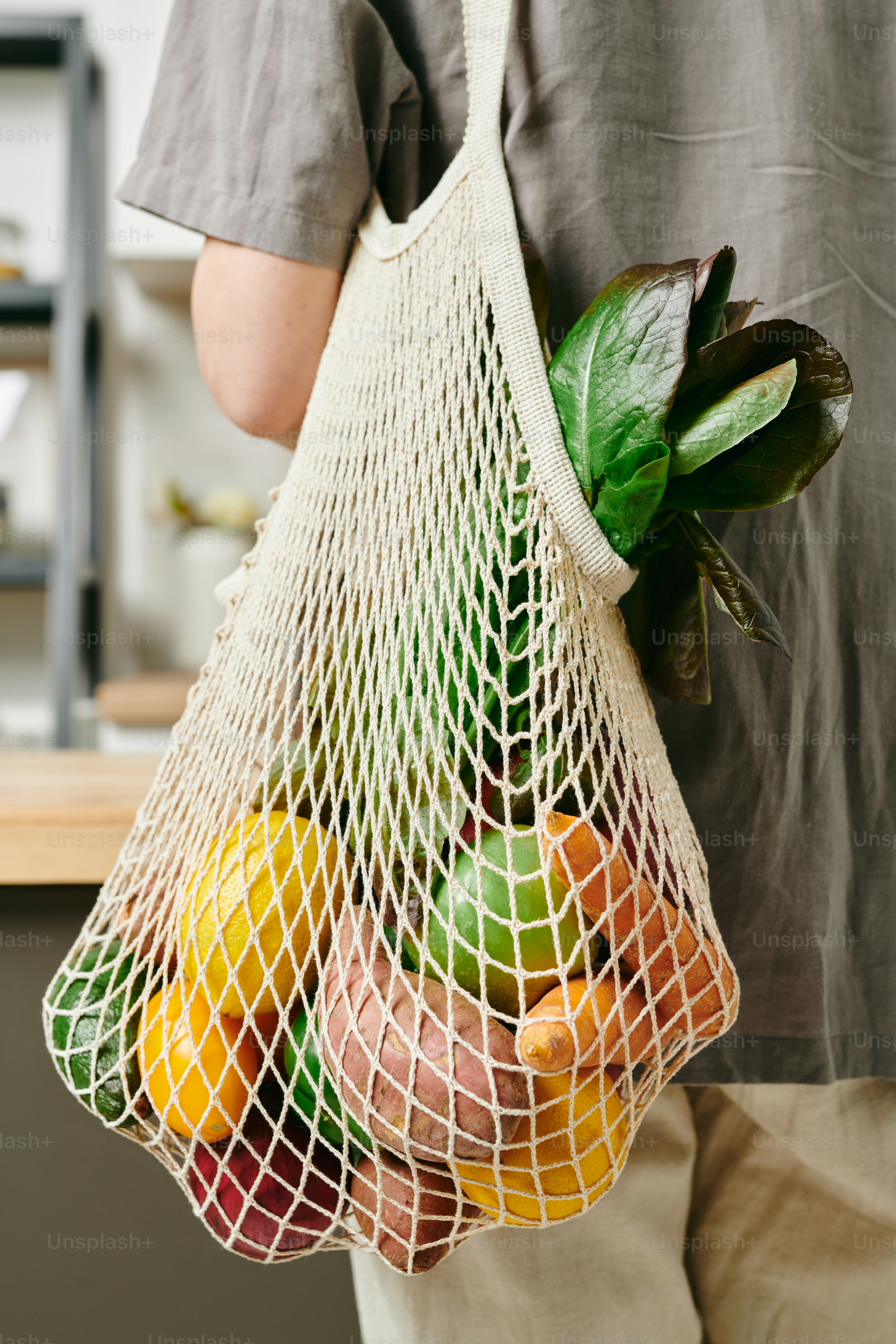 Vista trasera de una mujer joven con una bolsa llena de productos  alimenticios orgánicos frescos foto – Imagen de Limón en Unsplash, image size:3000x4500