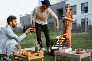 友人たちはピクニックをしたり、バーベキューで火を焚いたり、夕方にはカントリーハウスの裏庭にある緑の芝生の上で話したりします