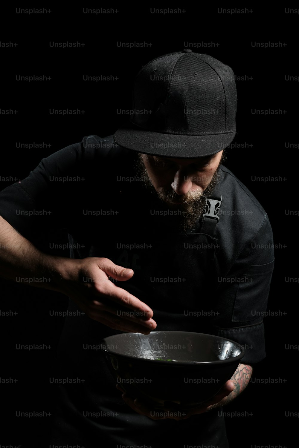 Close up das mãos do chef degustando tigela de macarrão de carne com pauzinhos