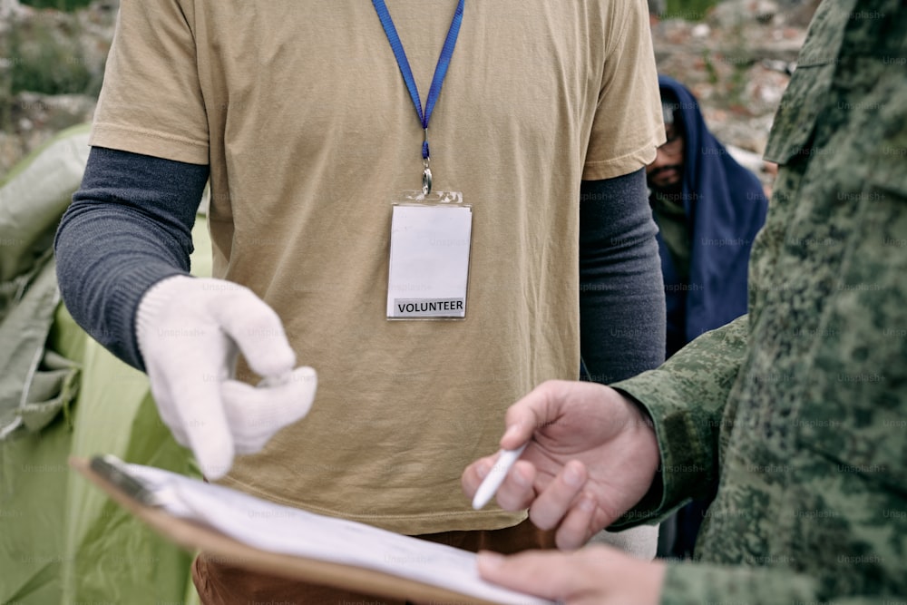 難民キャンプで作業中の文書の話し合い中の2人のボランティアの手